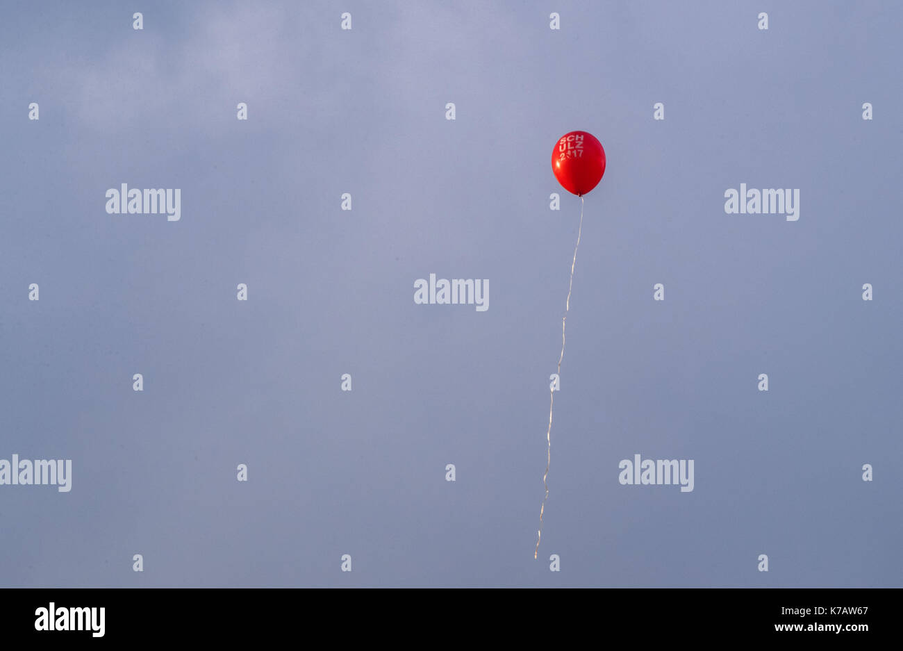 Schwerin, Germany. 15th Sep, 2017. A red ballon with the inscription of Martin Schulz, candidate for chancellorship from the Social Democratic Party of Germany (SPD), flying at an election campaign event in Schwerin, Germany, 15 September 2017. Photo: Jens Büttner/dpa-Zentralbild/dpa/Alamy Live News Stock Photo
