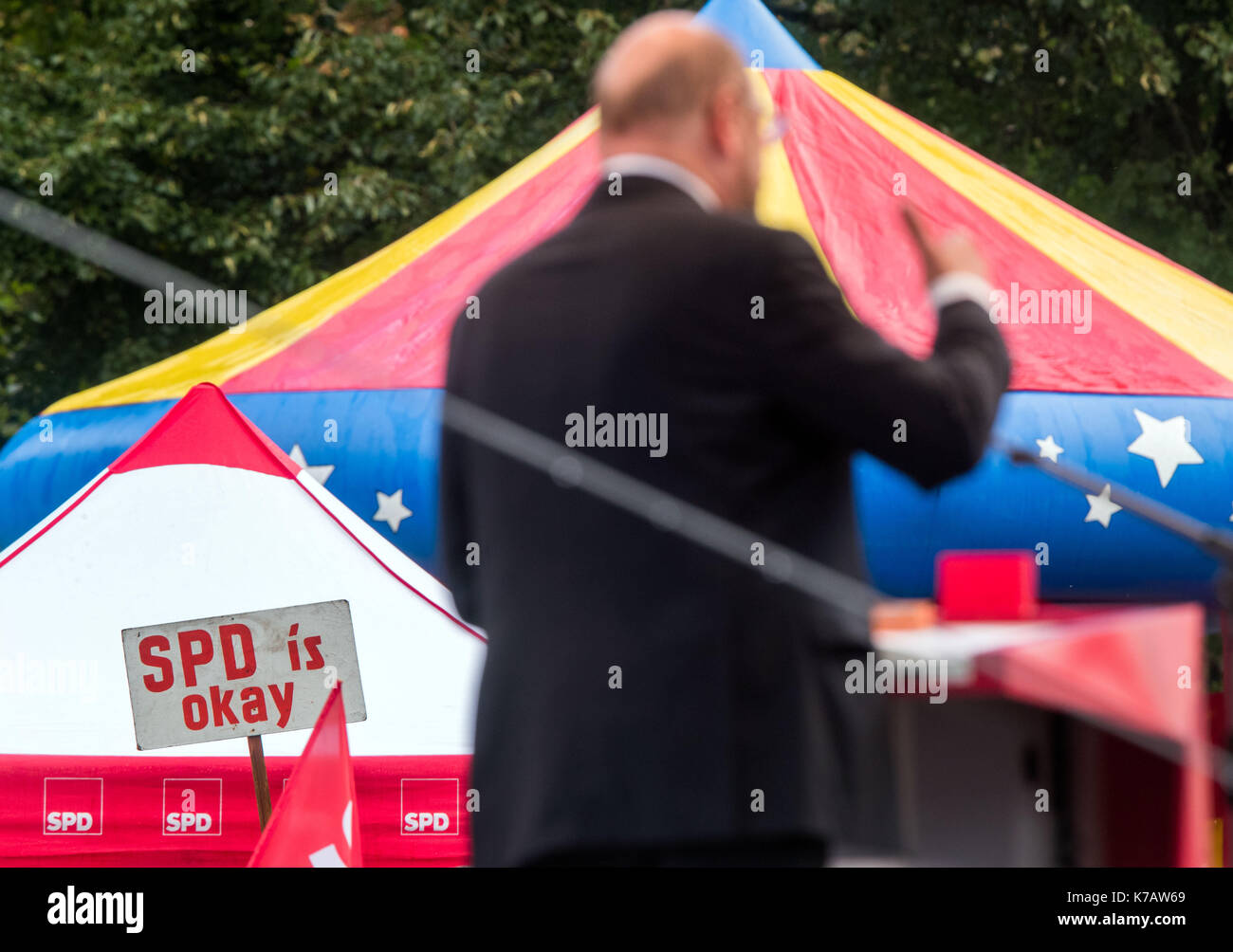 Schwerin, Germany. 15th Sep, 2017. A supporter of the Social Democratic Party of Germany (SPD) holding a homemade sign with the inscription 'SPD is okay' at an election campaign event of Martin Schulz, SPD candidate for chancellorship in Schwerin, Germany, 15 September 2017. Photo: Jens Büttner/dpa-Zentralbild/dpa/Alamy Live News Stock Photo
