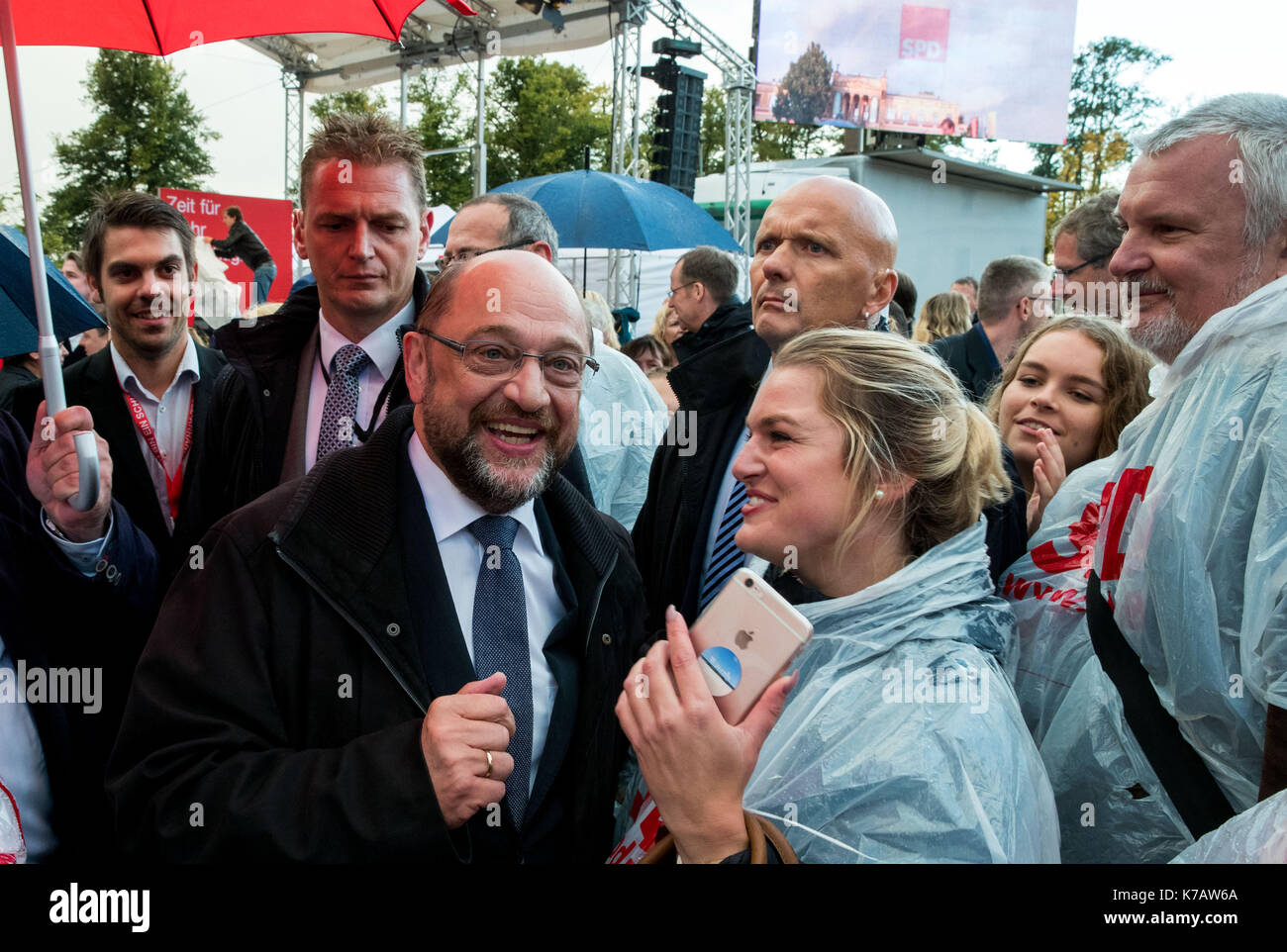Schwerin, Germany. 15th Sep, 2017. Martin Schulz, candidate for chancellorship from the Social Democratic Party of Germany (SPD), being greeted by supporters after an election campaign event with an audience of 400 people in Schwerin, Germany, 15 September 2017. Photo: Jens Büttner/dpa-Zentralbild/dpa/Alamy Live News Stock Photo