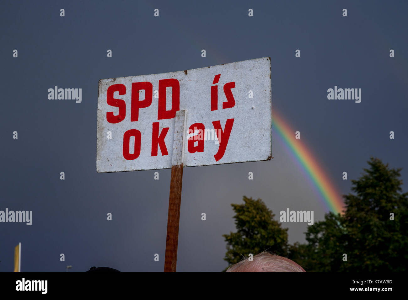 Schwerin, Germany. 15th Sep, 2017. A supporter of the Social Democratic Party of Germany (SPD) holding a homemade sign with the inscription 'SPD is okay' at an election campaign event of Martin Schulz, SPD candidate for chancellorship in Schwerin, Germany, 15 September 2017. Photo: Jens Büttner/dpa-Zentralbild/dpa/Alamy Live News Stock Photo