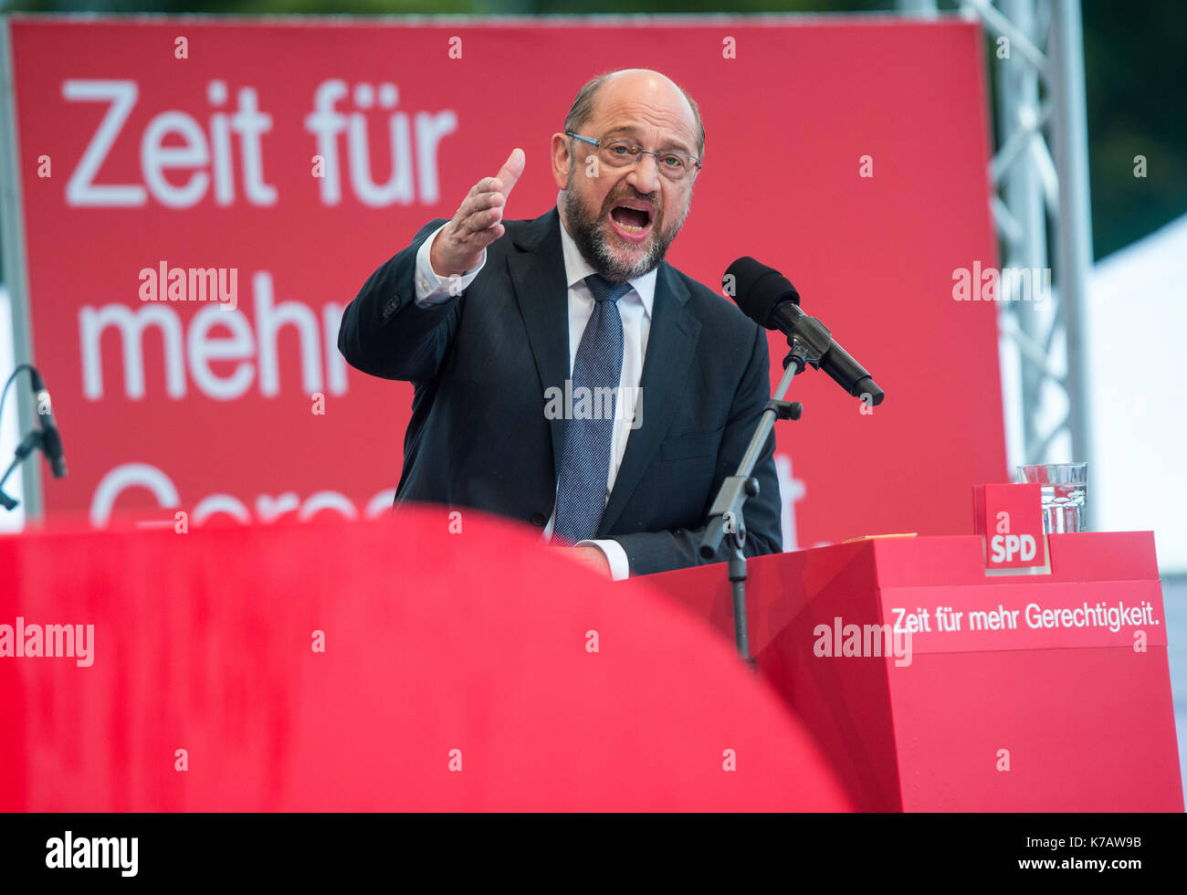 Schwerin, Germany. 15th Sep, 2017. Martin Schulz, candidate for chancellorship from the Social Democratic Party of Germany (SPD), speaking at an election campaign event in Schwerin, Germany, 15 September 2017. Photo: Jens Büttner/dpa-Zentralbild/dpa/Alamy Live News Stock Photo