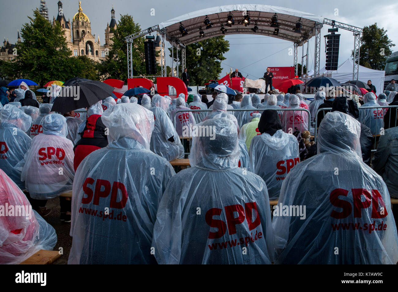 Schwerin, Germany. 15th Sep, 2017. Martin Schulz, candidate for chancellorship from the Social Democratic Party of Germany (SPD), speaking during heavy rainfall at an election campaign event in front of an audience of about 400 people in Schwerin, Germany, 15 September 2017. Photo: Jens Büttner/dpa-Zentralbild/dpa/Alamy Live News Stock Photo