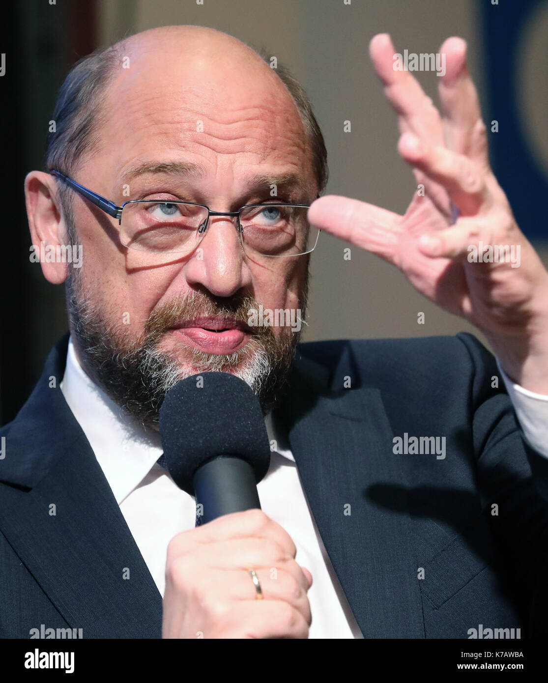 Rostock, Germany. 15th Sep, 2017. Martin Schulz, candidate for chancellorship from the Social Democratic Party of Germany (SPD), speaking at an event of the 'Ostsee-Zeitung' (lit. Baltic Sea newspaper) in Rostock, Germany, 15 September 2017. He has been on a campaign trail with minister president Manuela Schwesig. Photo: Bernd Wüstneck/dpa/Alamy Live News Stock Photo