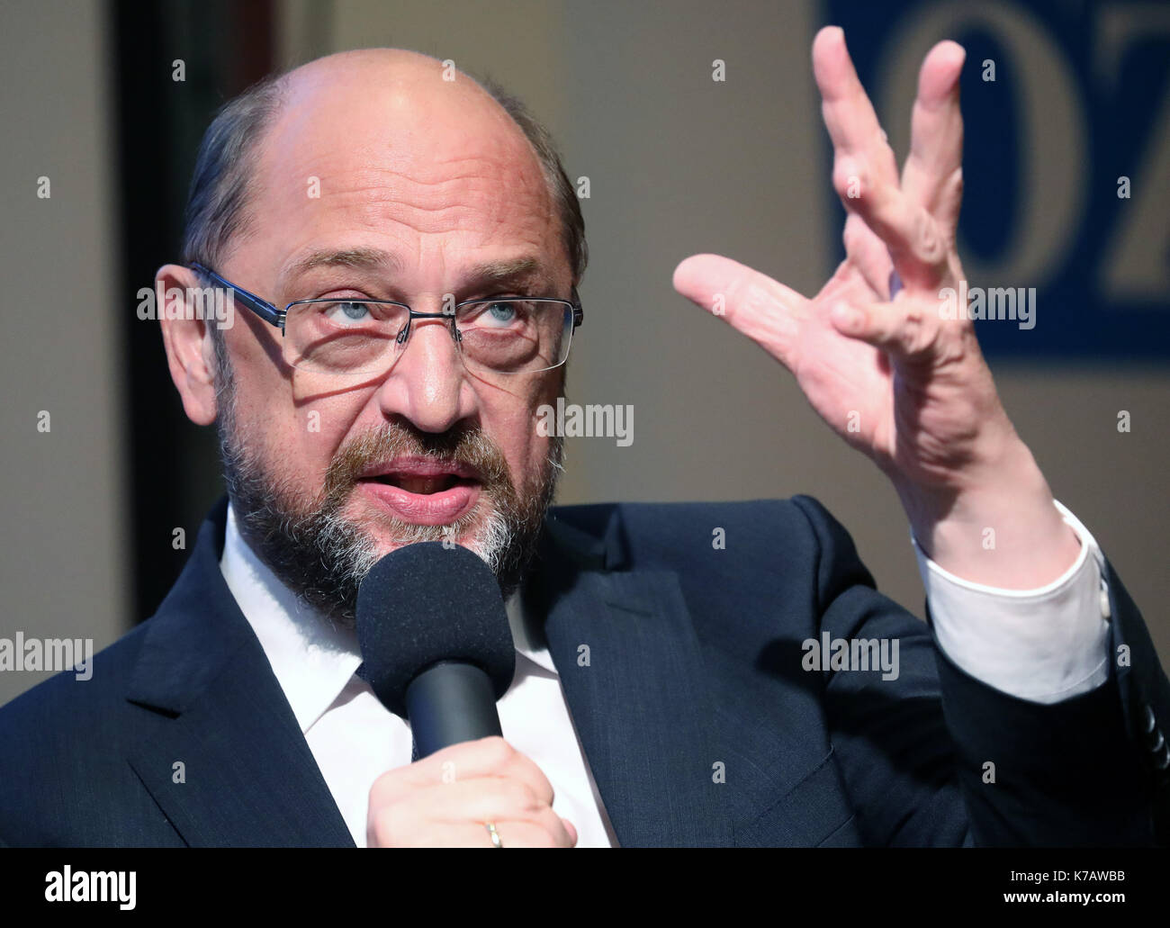 Rostock, Germany. 15th Sep, 2017. Martin Schulz, candidate for chancellorship from the Social Democratic Party of Germany (SPD), speaking at an event of the 'Ostsee-Zeitung' (lit. Baltic Sea newspaper) in Rostock, Germany, 15 September 2017. He has been on a campaign trail with minister president Manuela Schwesig. Photo: Bernd Wüstneck/dpa/Alamy Live News Stock Photo