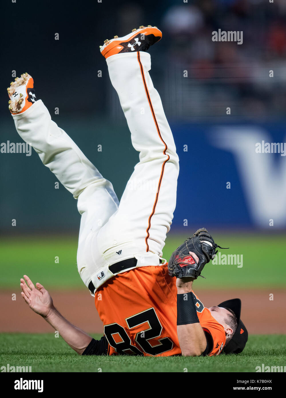 San Francisco, California, USA. 15th Sep, 2017. San Francisco Giants first baseman Buster Posey (28) catches a pop up to end the first inning, during a MLB game between the Arizona Diamondbacks and the San Francisco Giants at AT&T Park in San Francisco, California. Valerie Shoaps/CSM/Alamy Live News Stock Photo