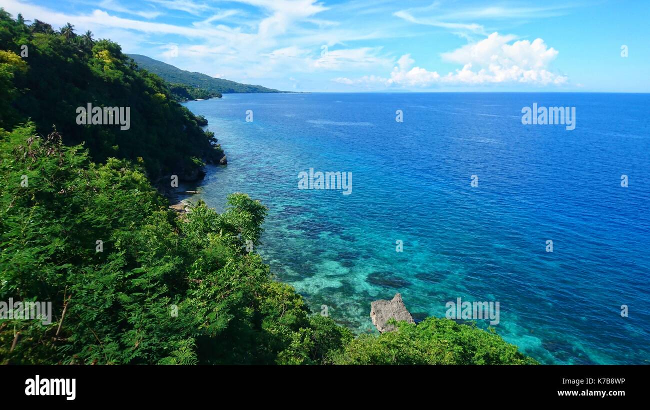 An overlooking view of a clear blue green turquoise sea from a cliff in Oslob, Cebu. Philippines, Southeast Asia Stock Photo
