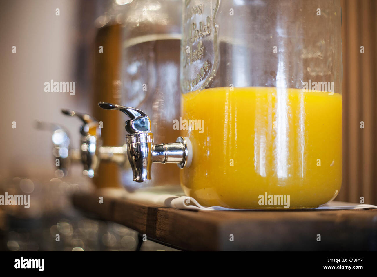 https://c8.alamy.com/comp/K7BFY7/orange-juice-in-glass-dispenser-K7BFY7.jpg