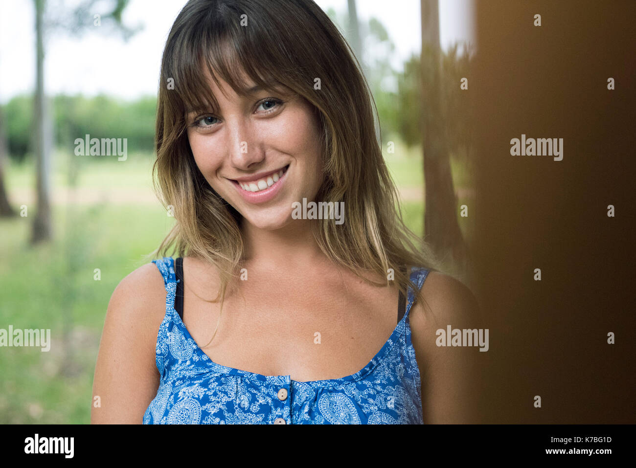 Woman smiling outdoors portrait hi-res stock photography and images - Alamy