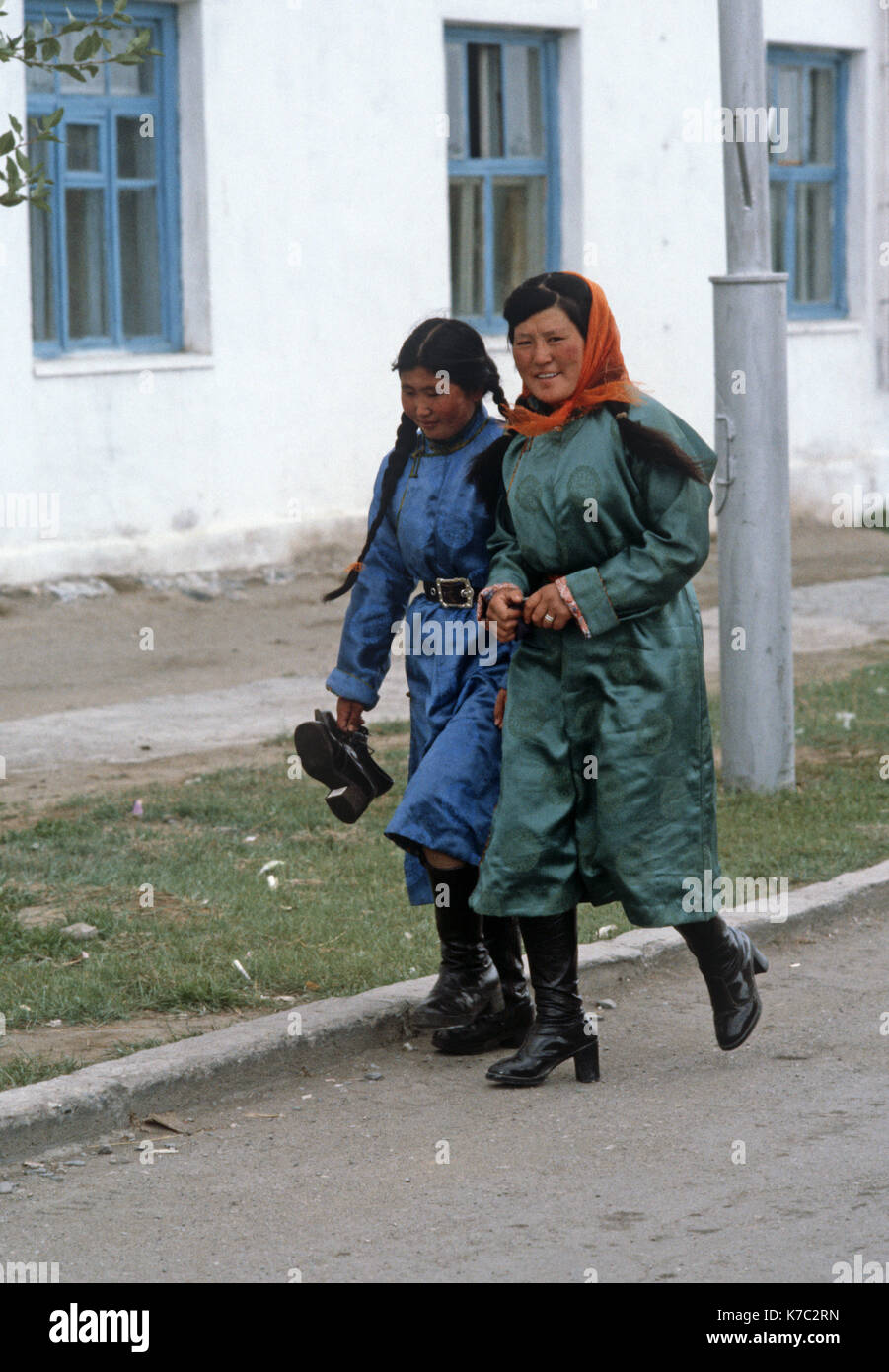 mongolian-women-walking-in-gobi-altai-to