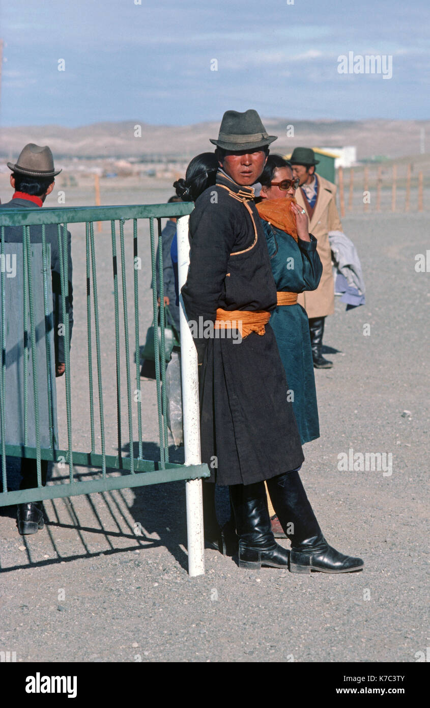 mongolian-passengers-and-friends-at-gobi