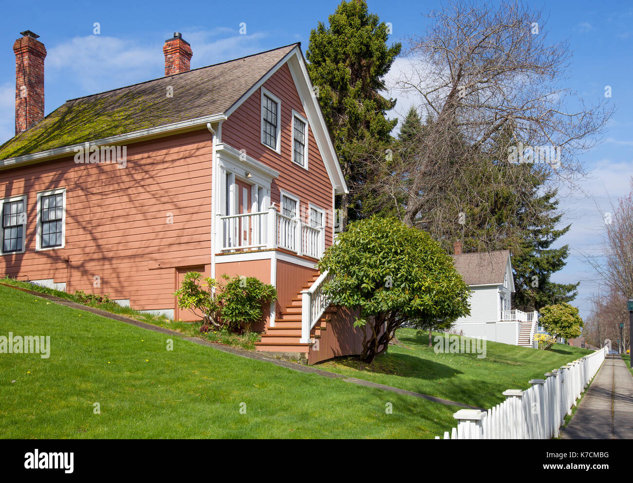 American bungalow houses with white picket fences. Location: Port Gamble, Washington, on the Olympic Peninsula Stock Photo