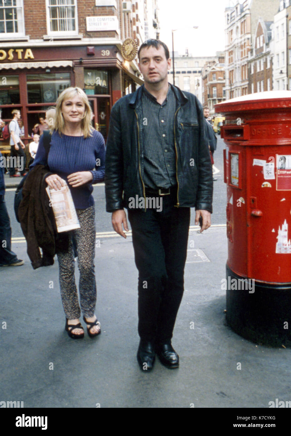 Photo Must Be Credited ©Alpha Press 037350 06/08/1999 Craig Cash and Caroline Aherne walking around Old Compton Street in Soho, London Stock Photo