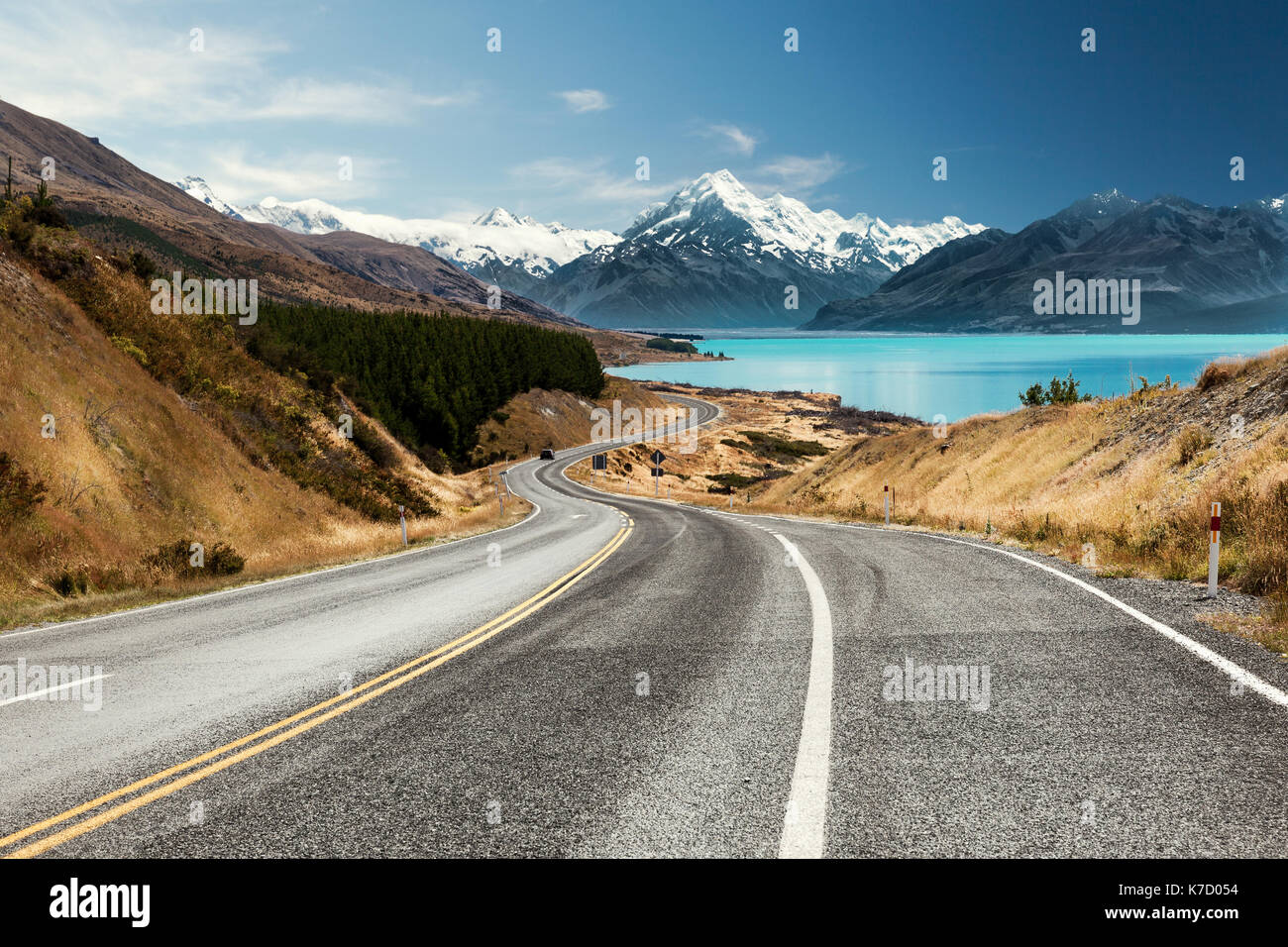 Scenic road to Mount Cook, along Lake Pukaki Stock Photo