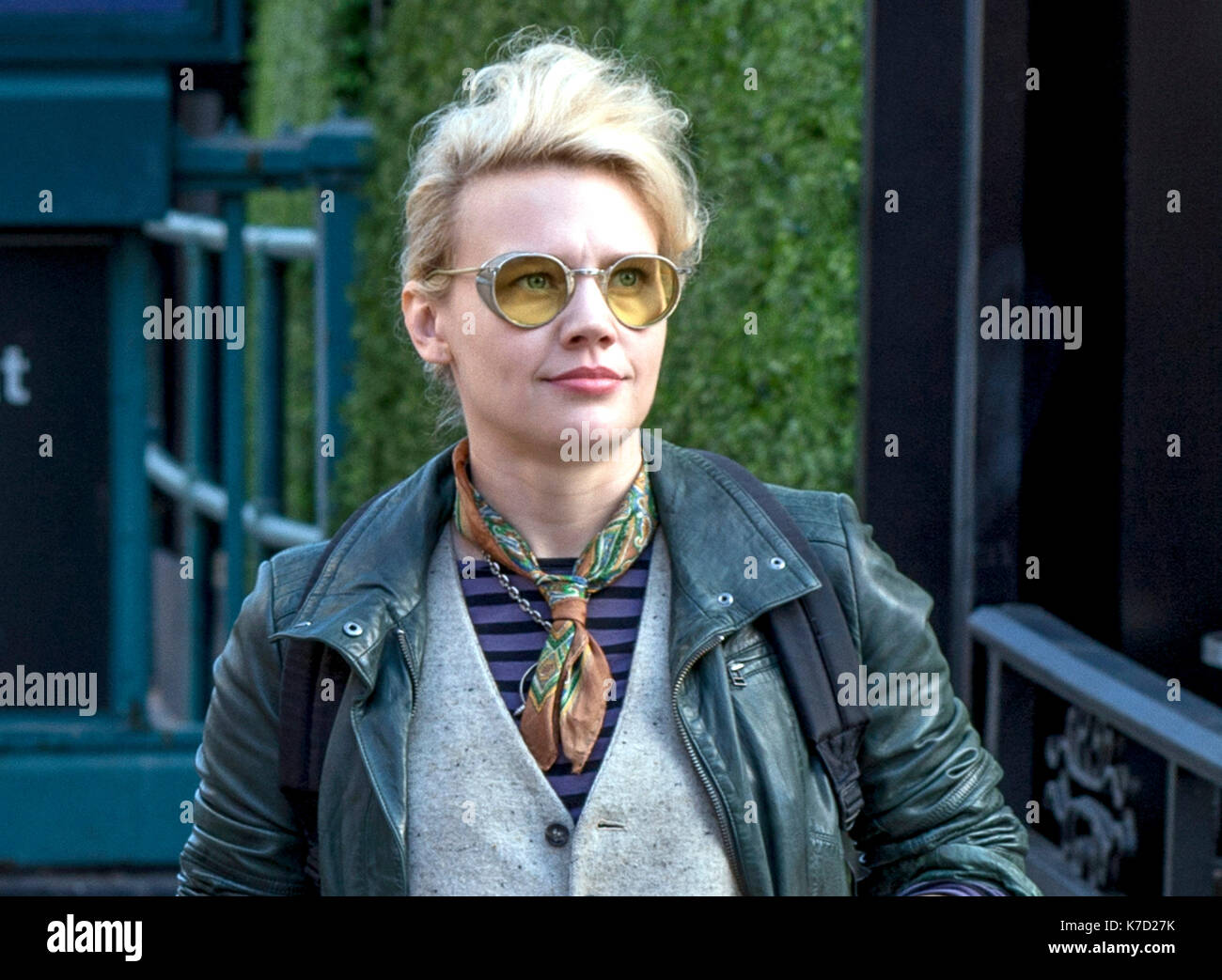 Photo Must Be Credited ©Supplied by Alpha 070000 June 2016 Ghostbuster's  Holtzmann played by Kate McKinnon in Columbia Pictures Ghostbusters Movie  Stock Photo - Alamy
