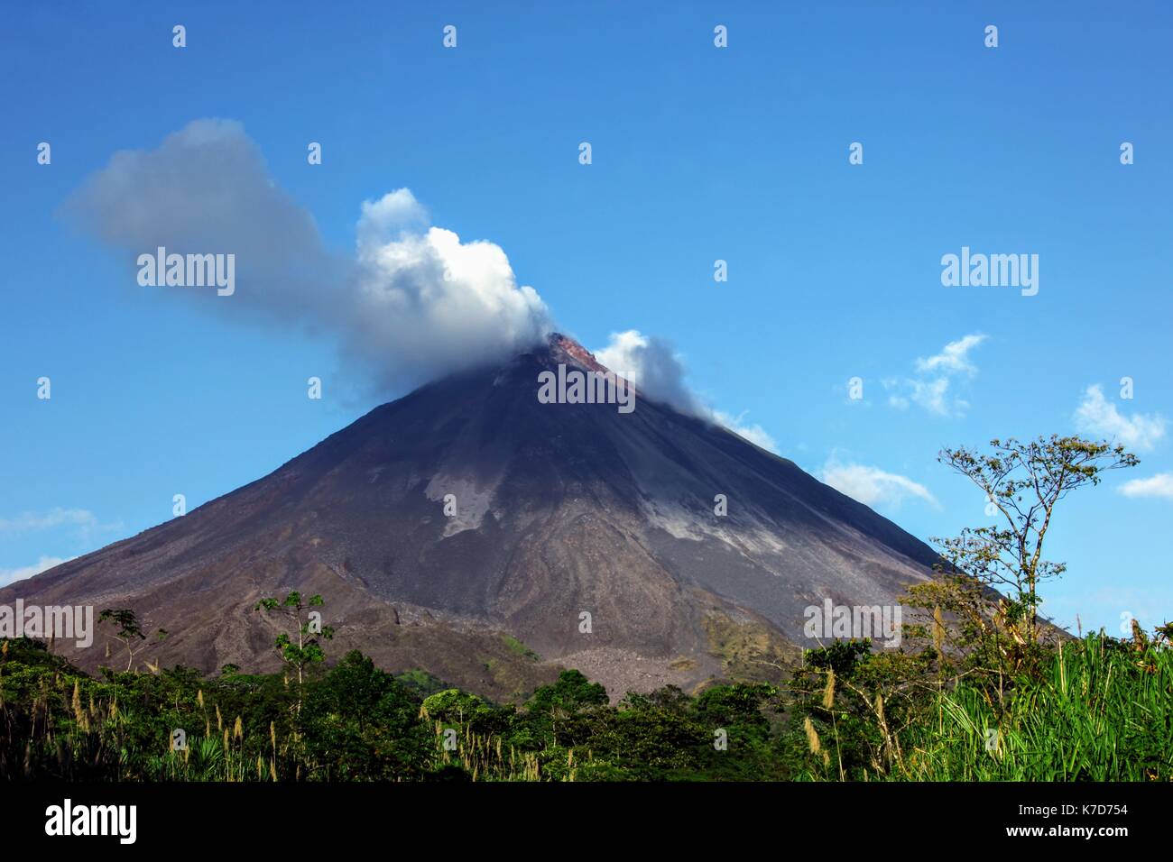 Arenal volcano national park tour hi-res stock photography and images ...