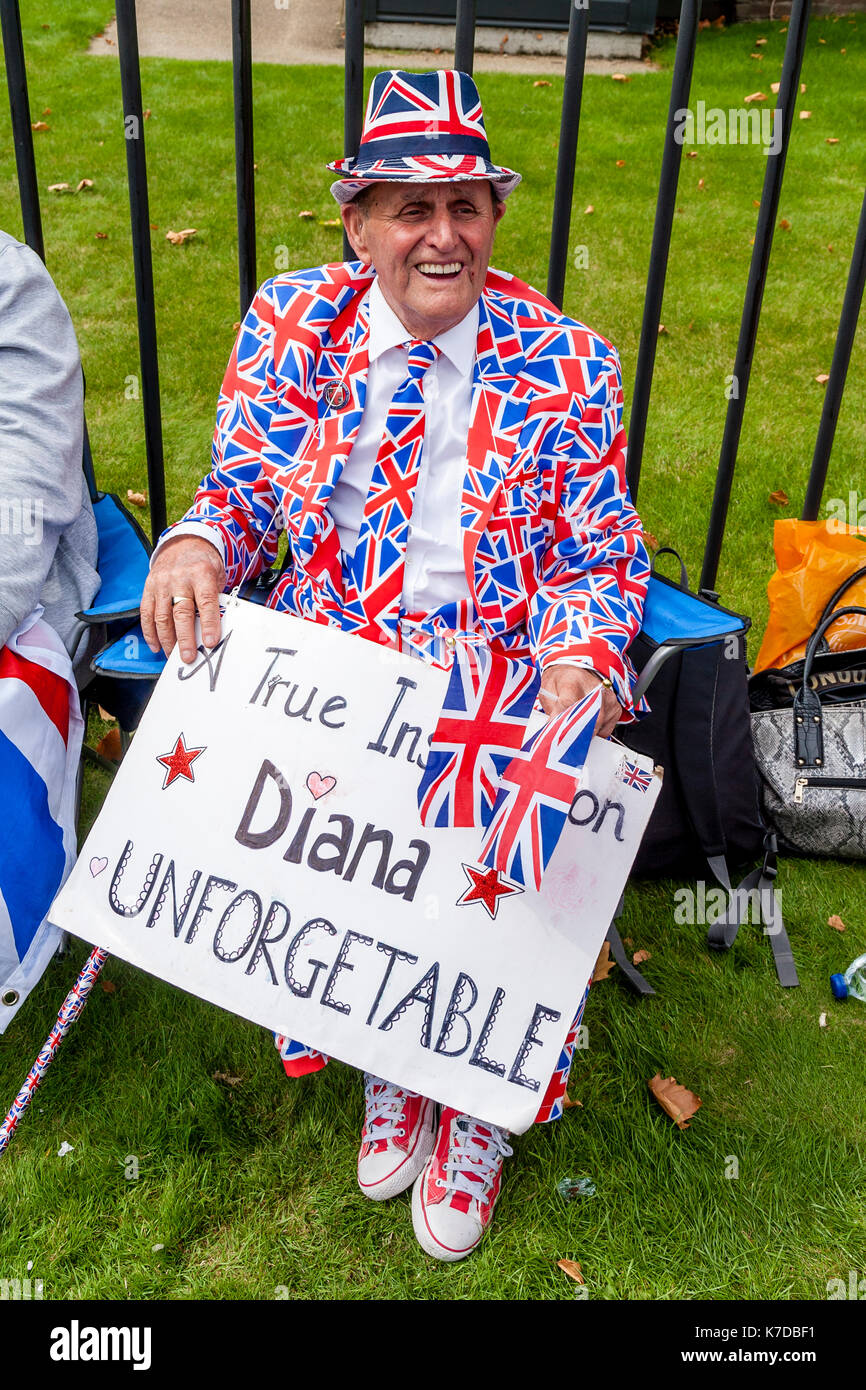 Terry Hutt A Well Known Fan Of The Late Princess Diana Sitting Outside Kensington Palace On The 20th Anniversary Of The Princess's Death, London, UK Stock Photo