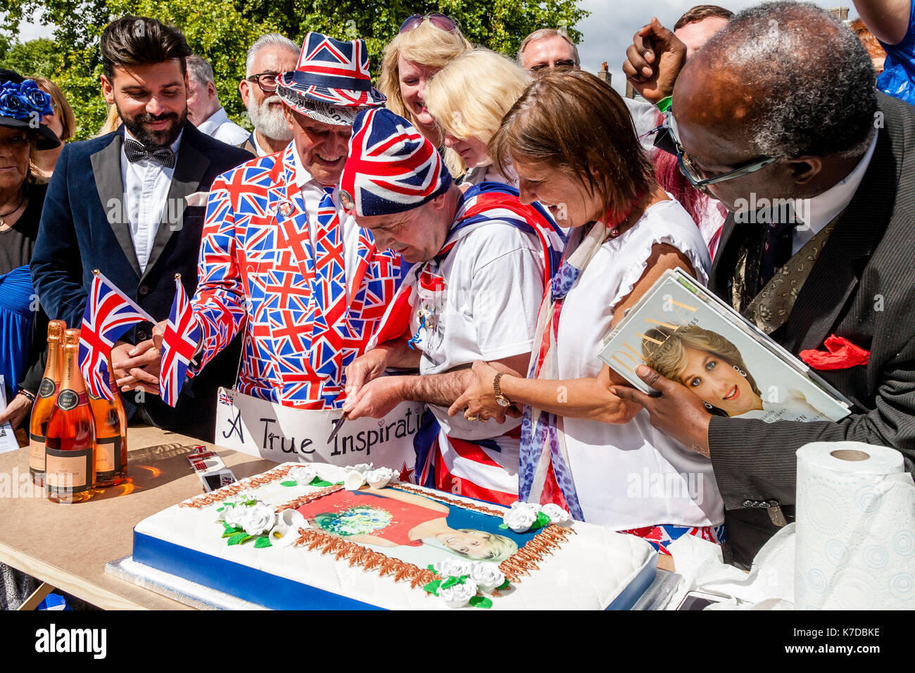 Supporters Of The Late Princess Diana Cutting A Large Cake In Memory Of Her On The 20th Anniversary Of Her Death, Kensington Palace, London, UK Stock Photo