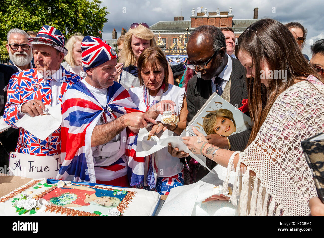 Supporters Of The Late Princess Diana Cutting A Large Cake In Memory Of Her On The 20th Anniversary Of Her Death, Kensington Palace, London, UK Stock Photo
