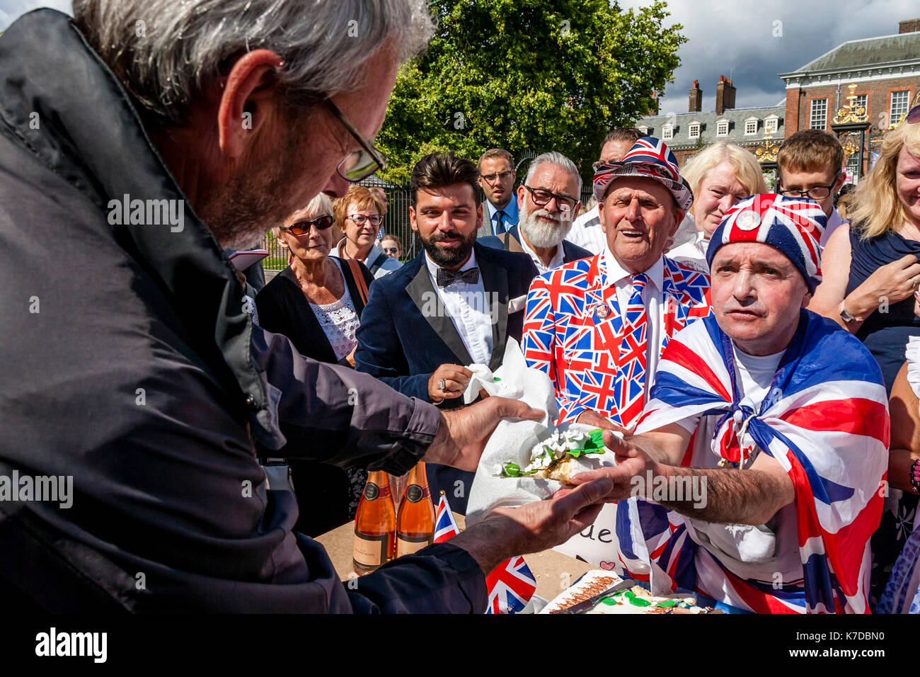 Fans Of The Late Princess Diana Hand Out Cake To People In Celebration Of Her Life On The 20th Anniversary Of Her Death, Kensington Palace, London, UK Stock Photo