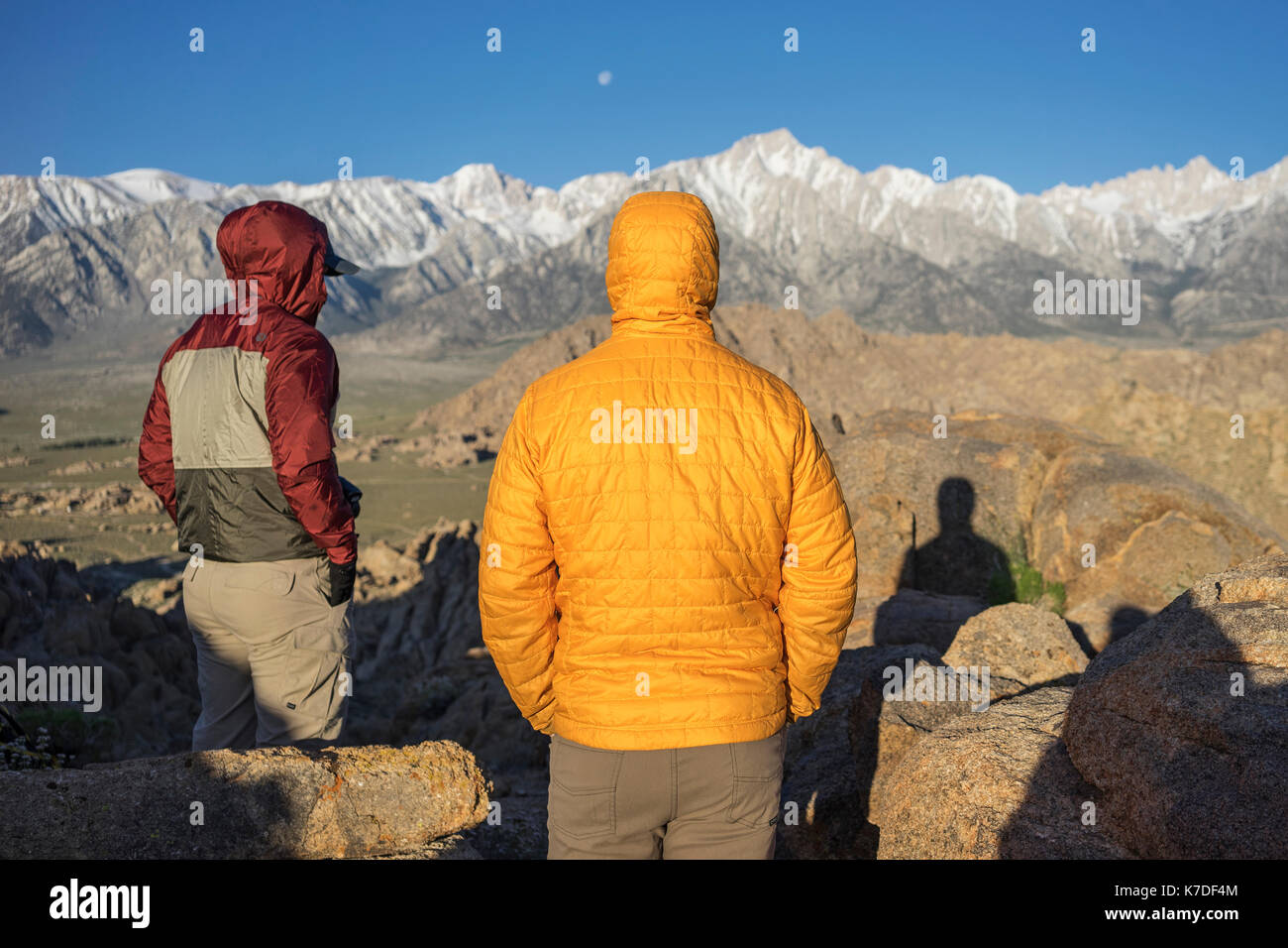 Family mountains rear view hi-res stock photography and images - Alamy