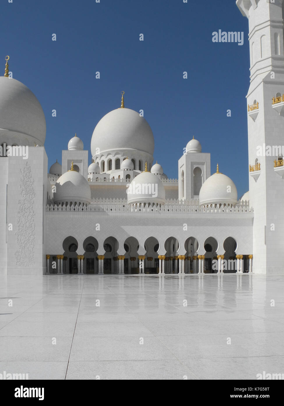 Exterior courtyard of Grand Mosque in Abu Dhabi Stock Photo - Alamy