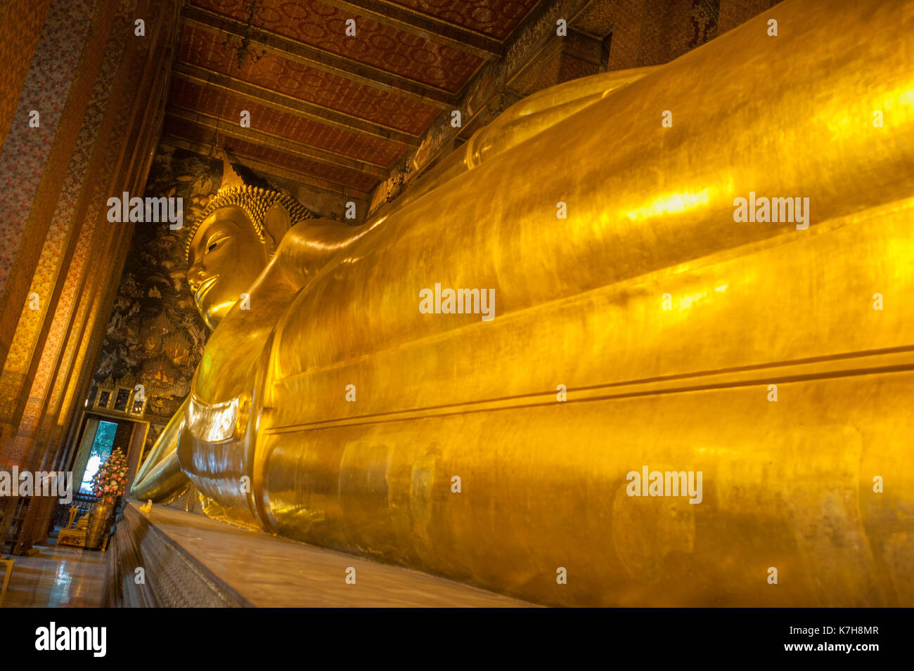 The Reclining Buddha in the temple at Wat Phra Chetuphon (Wat Pho ...