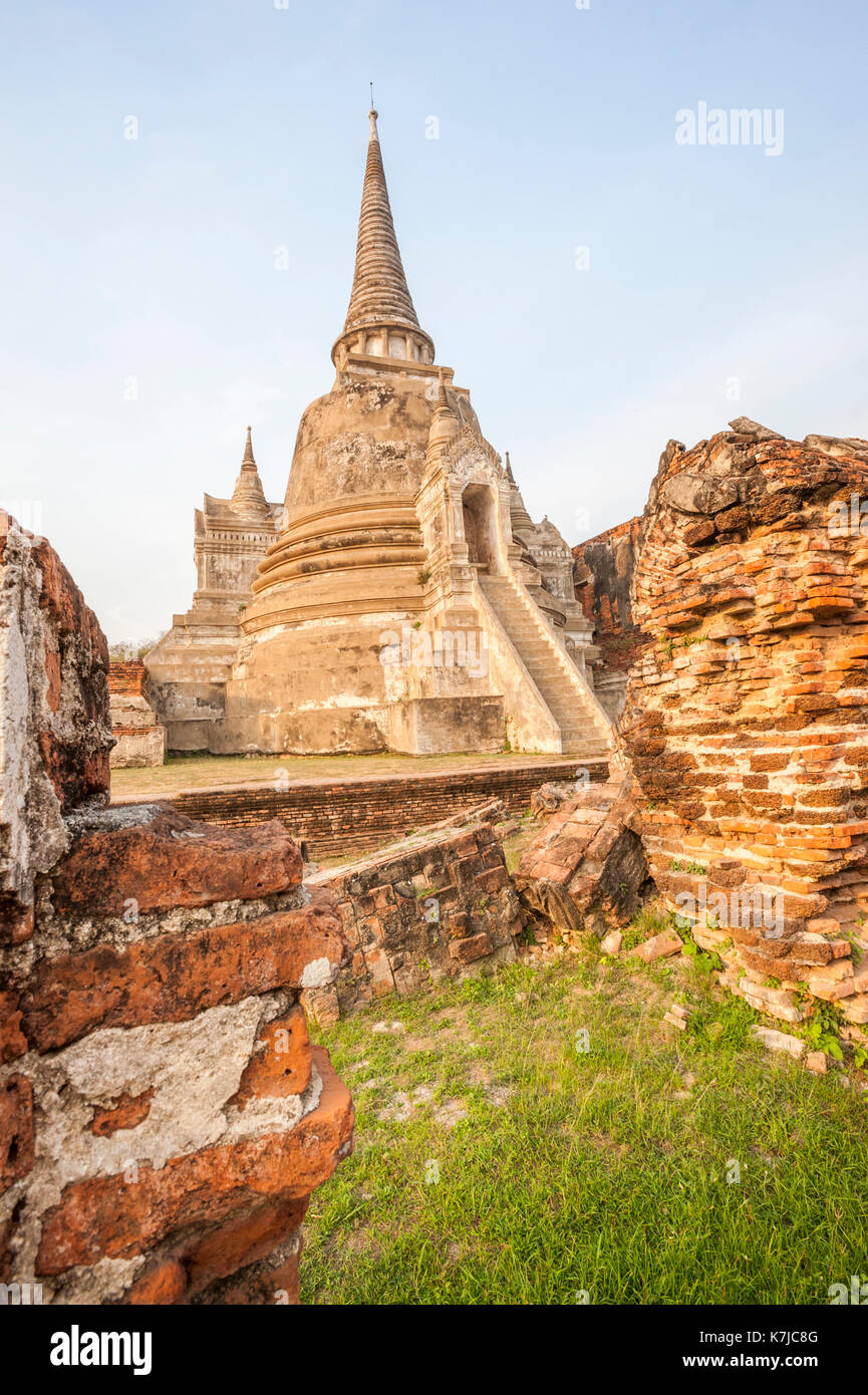 Old thai ruins ayutthaya hi-res stock photography and images - Alamy