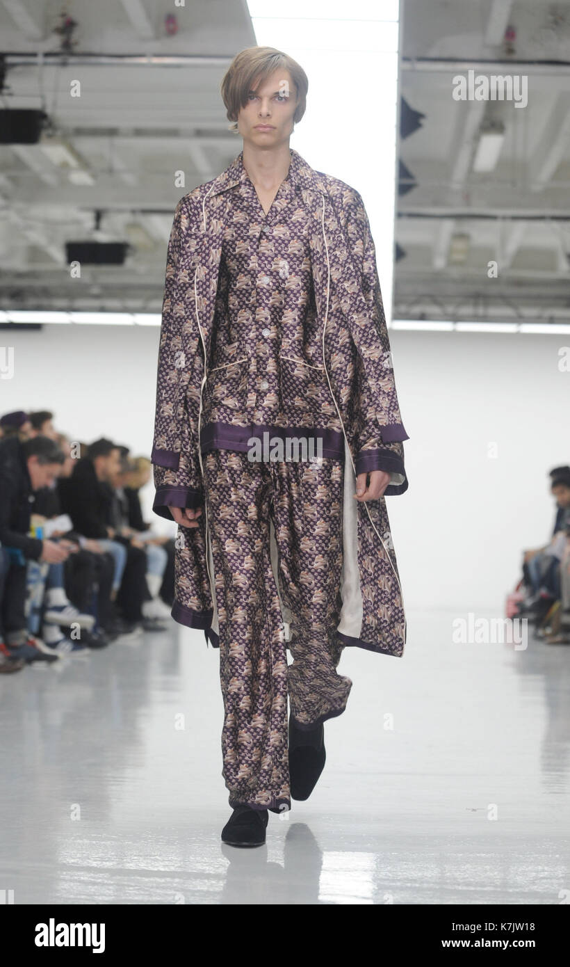 Purple silk dressing gown hires stock photography and images Alamy