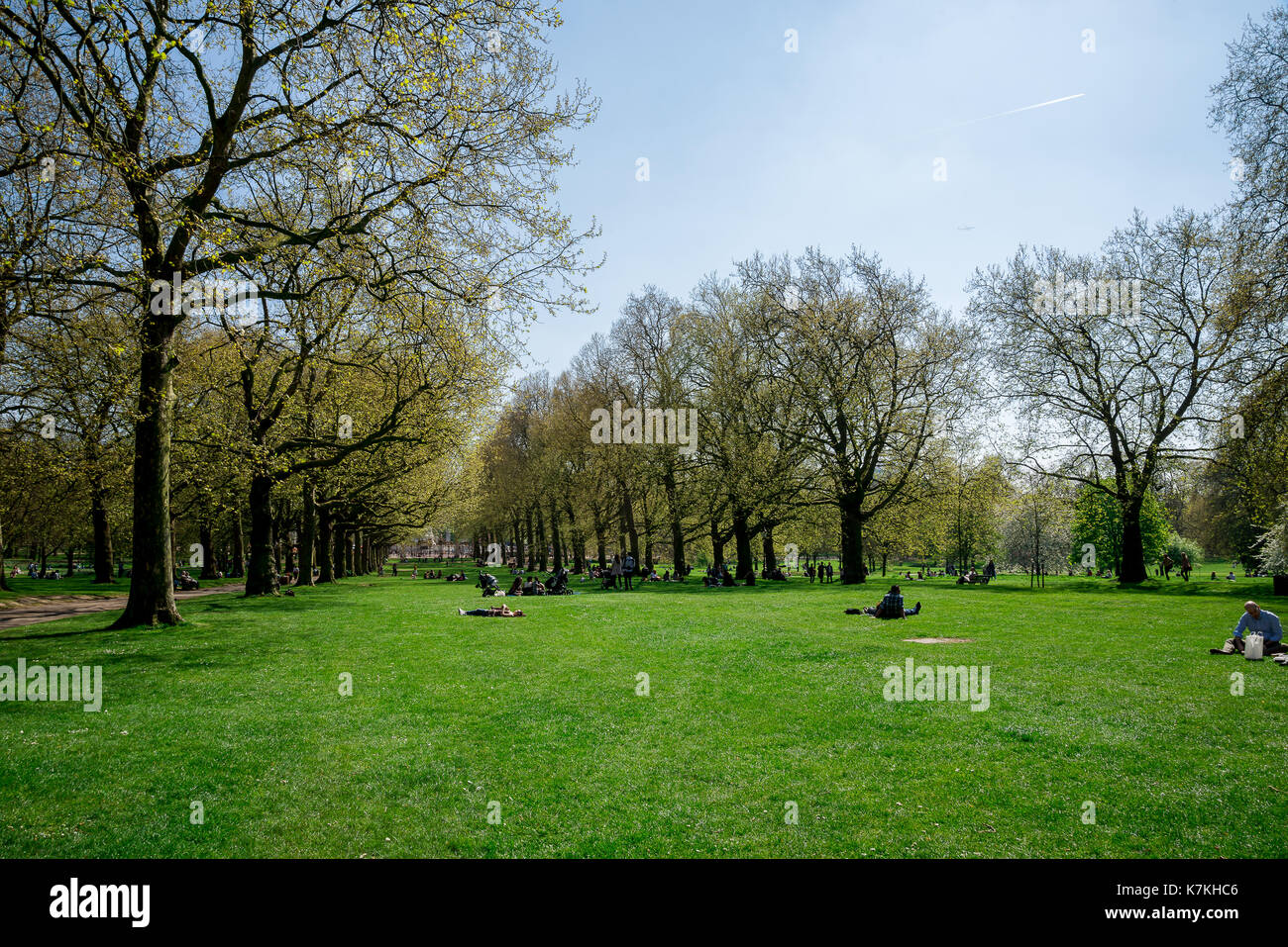 Enjoy the sun in green park hi-res stock photography and images - Alamy