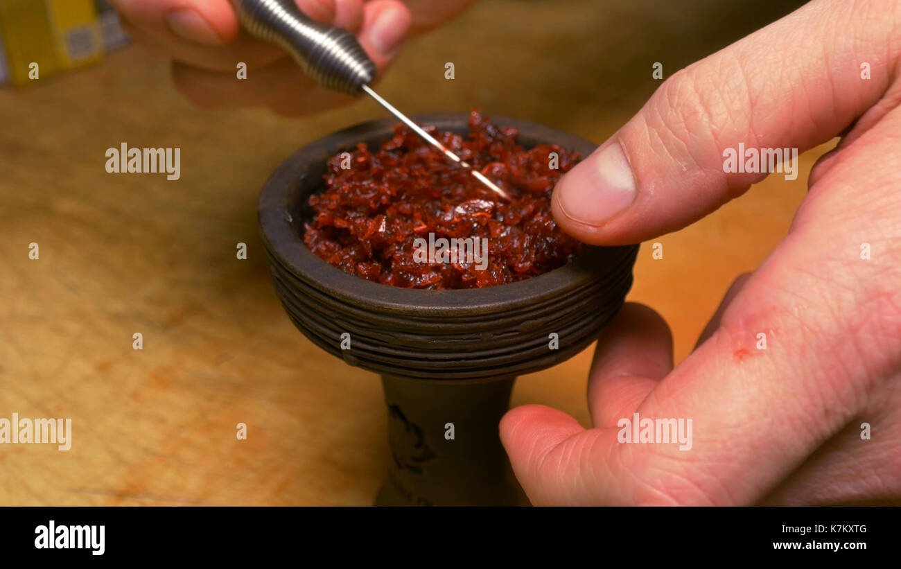 Preparation of a mixture of tobacco for Smoking hookah. tobacco