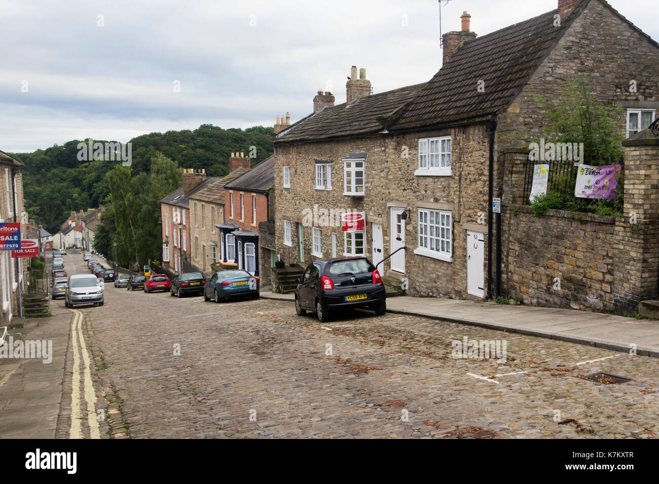 Bargate, Richmond, North Yorkshire. An old cobbled road leading from Newbiggin on the edge of Rishmond town centre down to Richmond bridge which spans Stock Photo