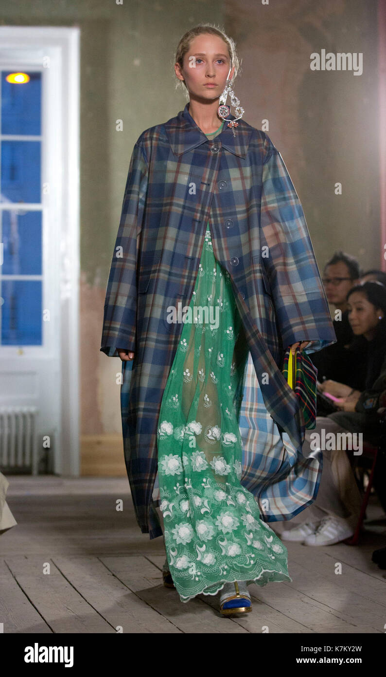 Models on the catwalk during the Burberry London Fashion Week SS18 show  held at Old Sessions House, London Stock Photo - Alamy
