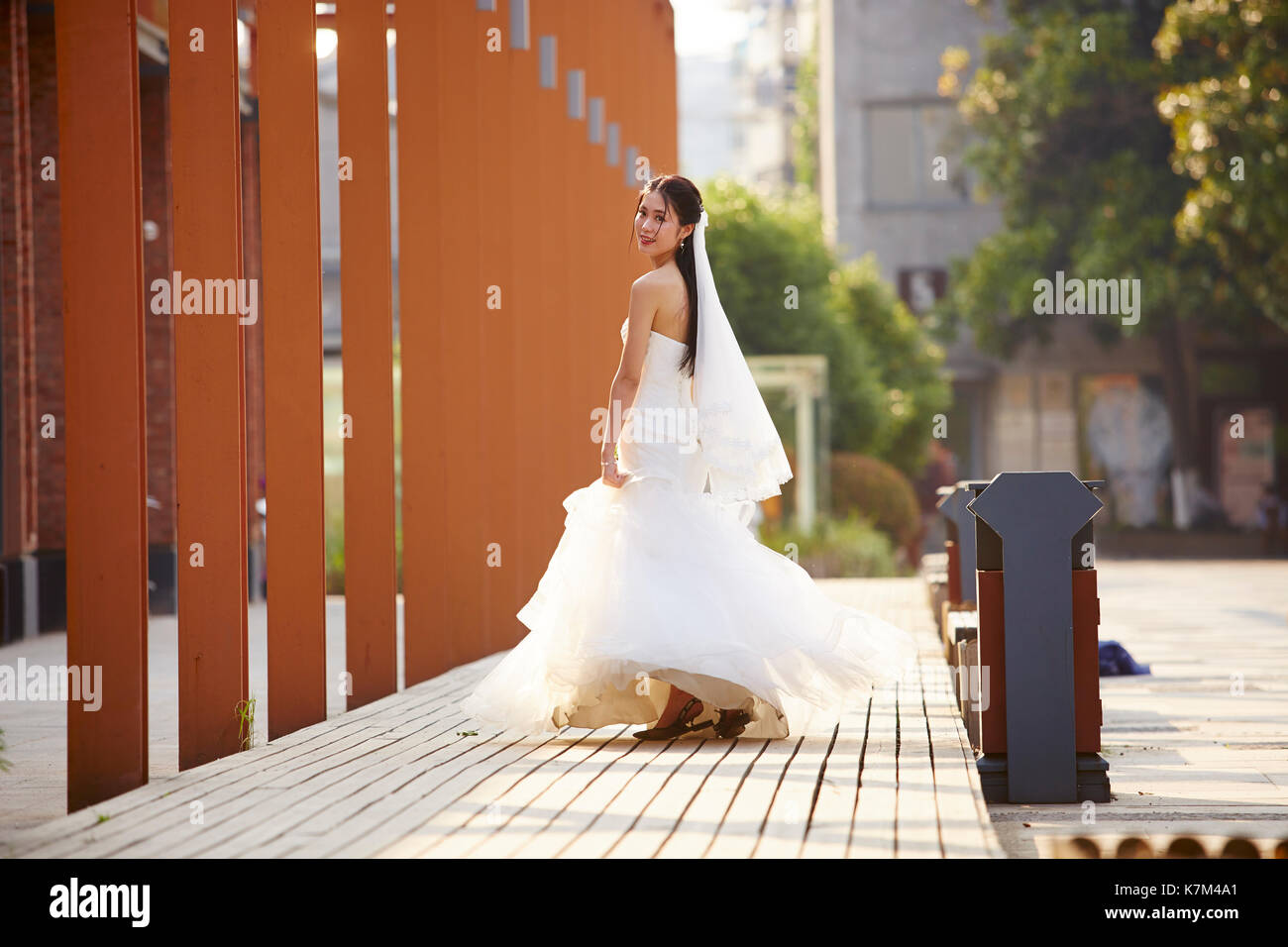 https://c8.alamy.com/comp/K7M4A1/outdoor-portrait-of-young-and-beautiful-asian-bride-with-bouquet-in-K7M4A1.jpg