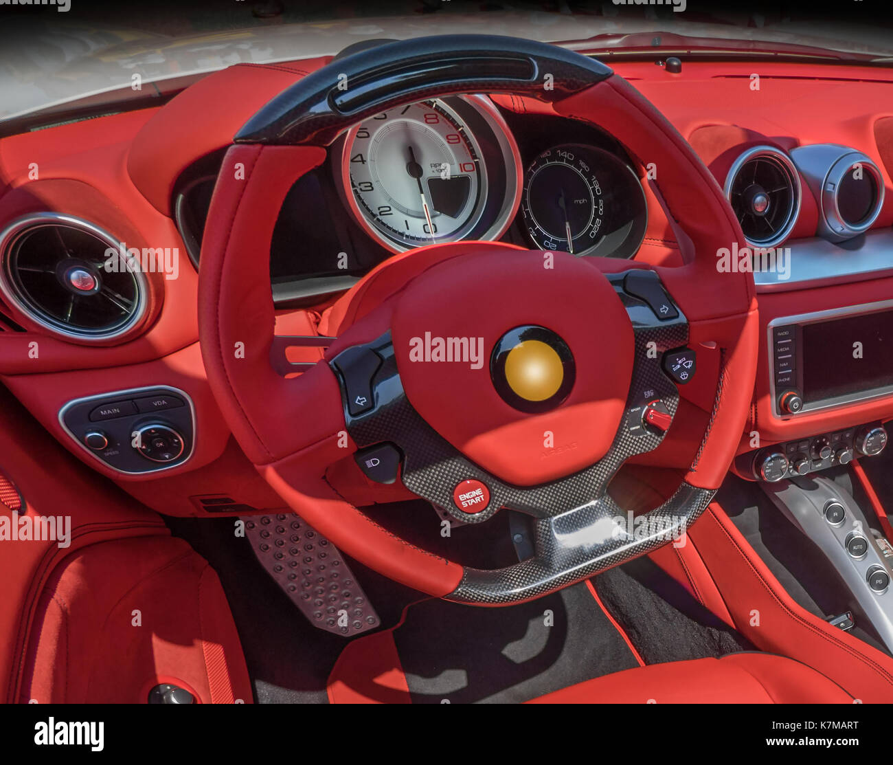 portabicchieri auto tra i sedili posteriori, vista ravvicinata, interni di  auto di lusso Foto stock - Alamy