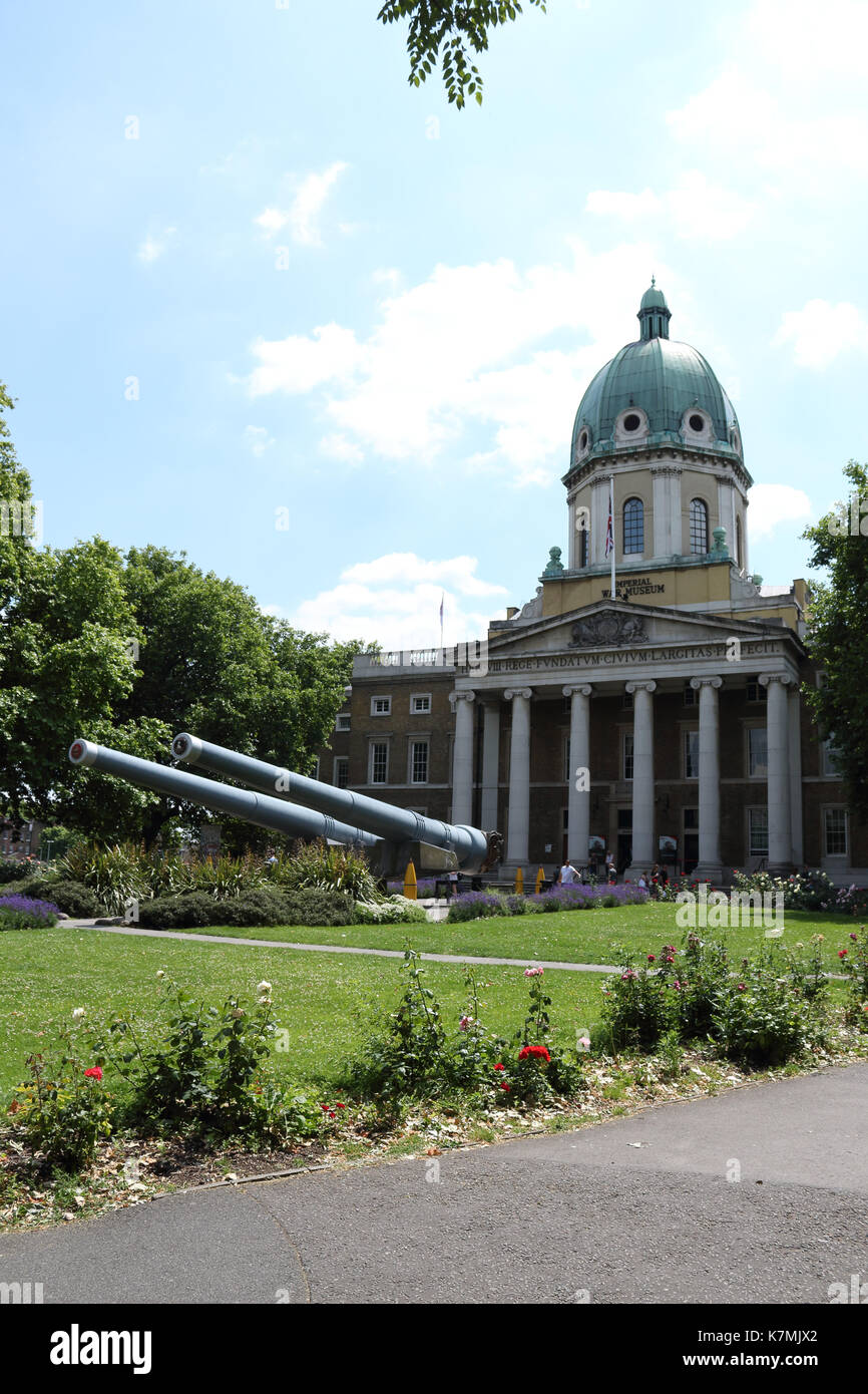 Entrance to the Imperial War Museum, with 15-inch naval guns. London, UK. Stock Photo