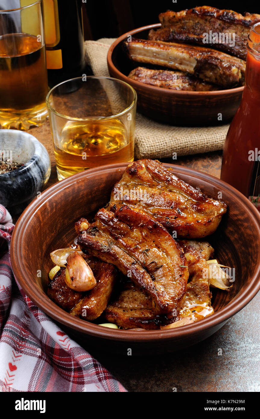 Fried spicy, sharp pork brisket with garlic and ketchup to beer