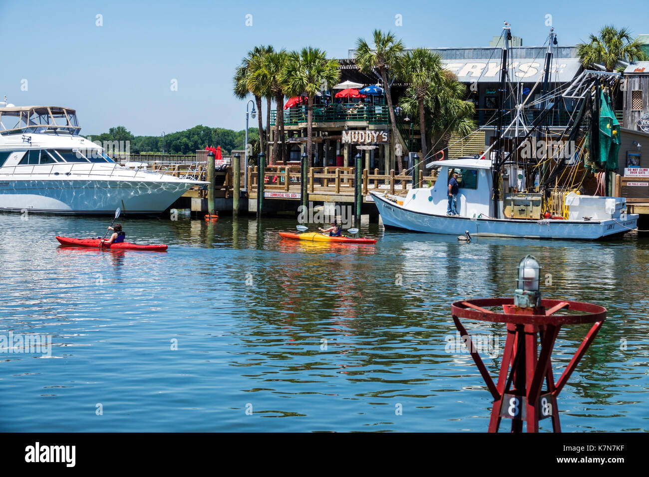 South Carolinamt Pleasantshem Creek Waterfrontwatersportkayakingmuddysrestaurant Restaurants Food Dining Cafe Cafessc170516042 Stock Photo - Alamy