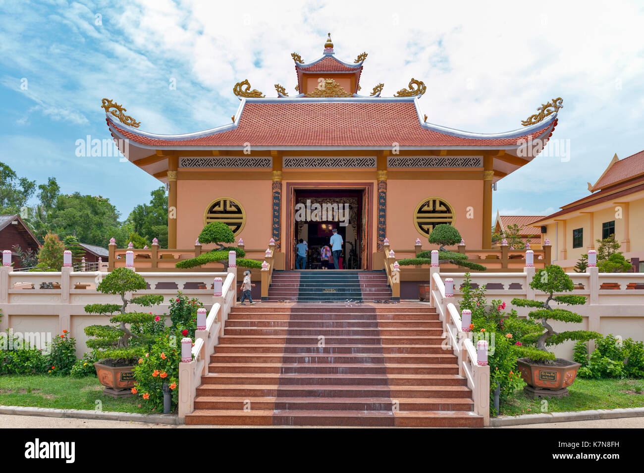 Tourists visiting the President Ho Chi Minh Memorial Complex in Thai