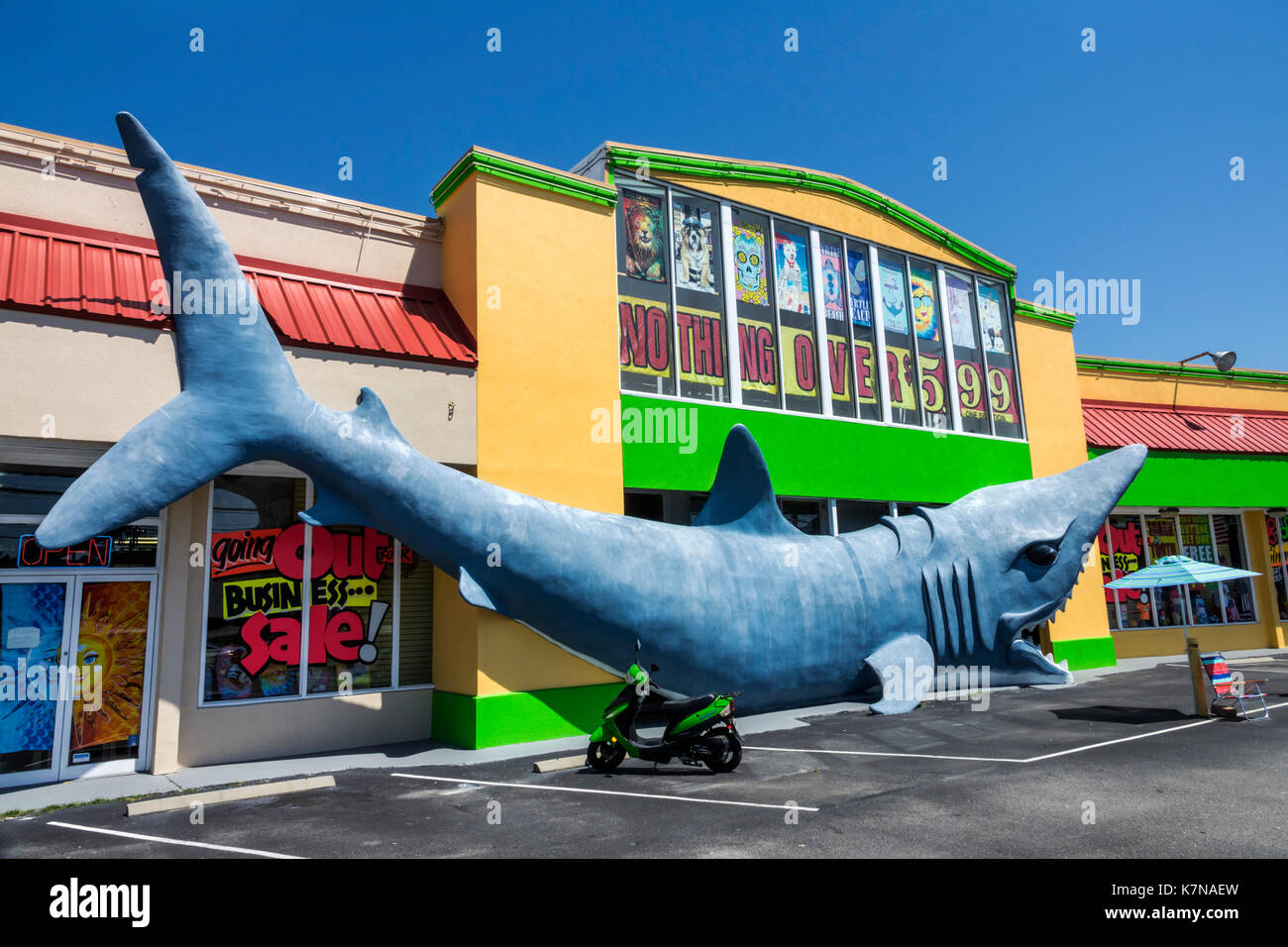 Jaws resort wear hires stock photography and images Alamy