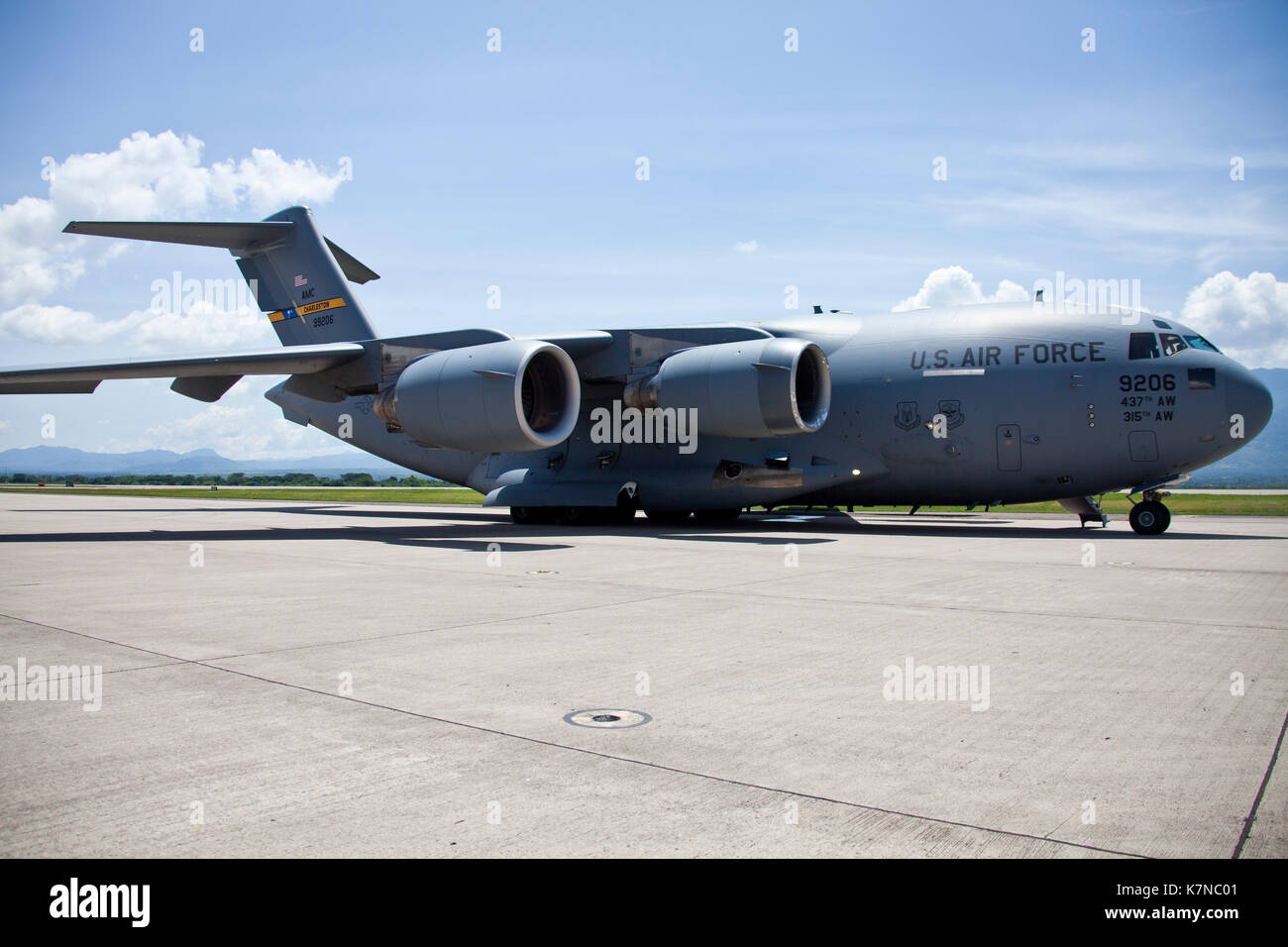 A C-17 Globemaster III aircraft with service members from Joint Task Force - Leeward Islands prepares for departure from Soto Cano Air Base, Honduras Stock Photo