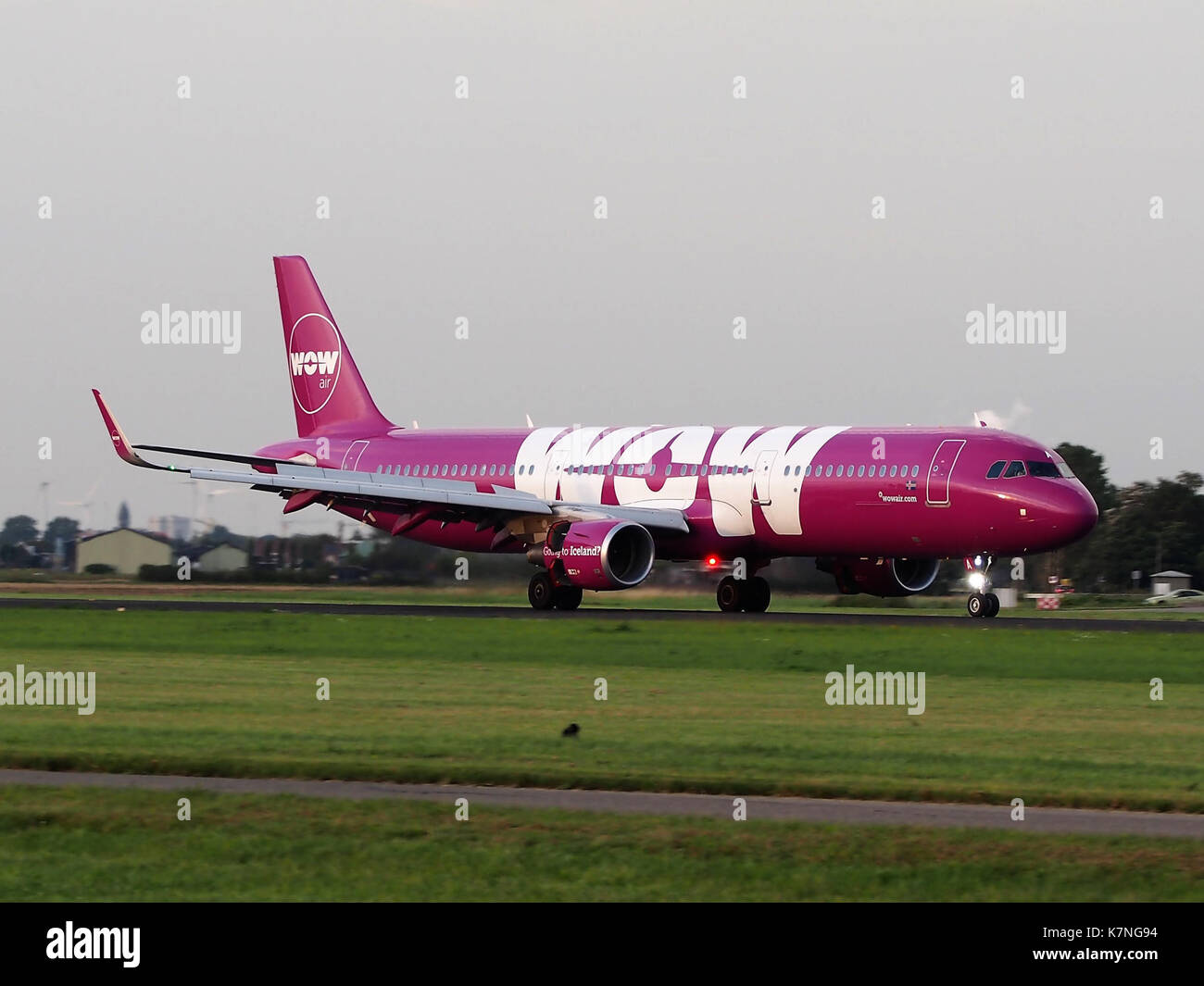 TF-GMA WOW air Airbus A321-211(WL) landing at Schiphol (EHAM-AMS) runway 18R pic5 Stock Photo