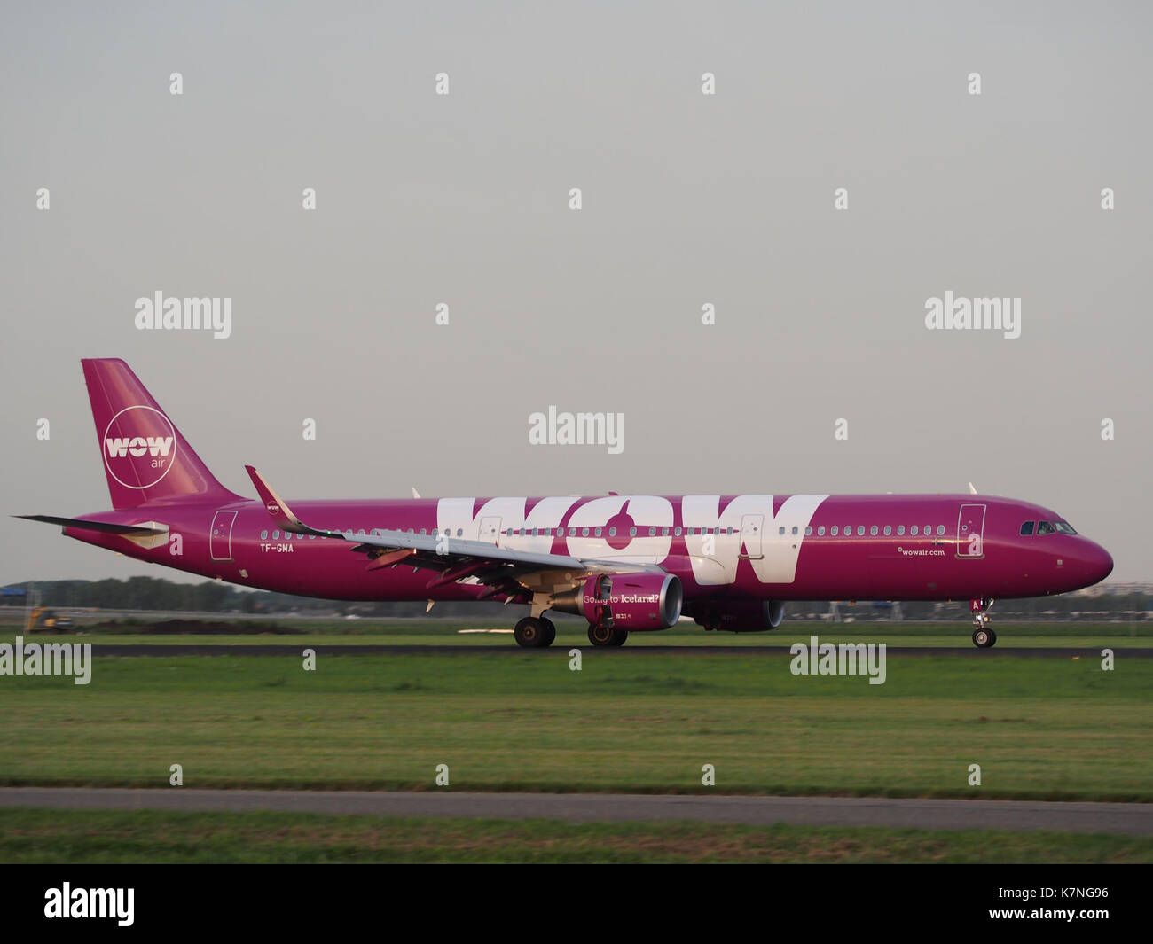 TF-GMA WOW air Airbus A321-211(WL) landing at Schiphol (EHAM-AMS) runway 18R pic4 Stock Photo