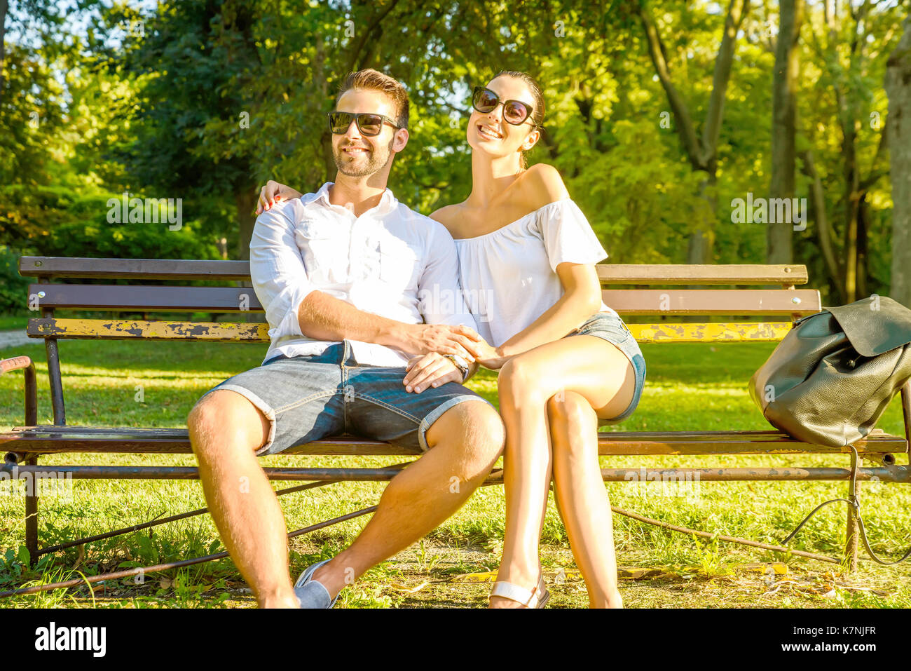 Люди гуляют в парке. Люди гуляют в парке. Люди на лавочке в парке. Amy was walking in the park at 10. Relax in the park.