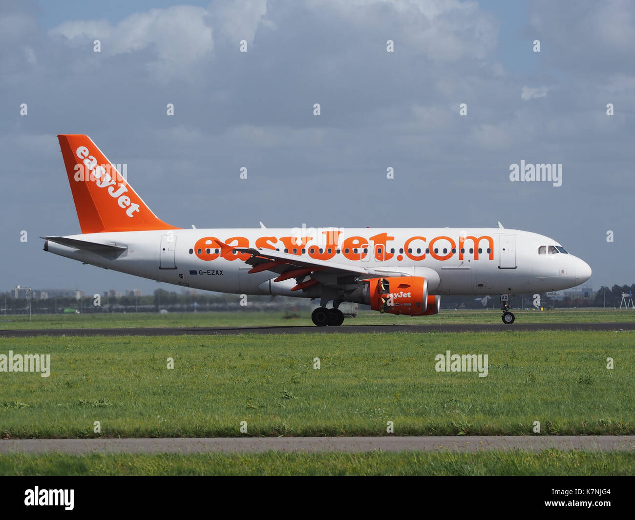 G-EZAX easyJet Airbus A319-111 landing at Schiphol (EHAM-AMS) runway 18R pic3 Stock Photo