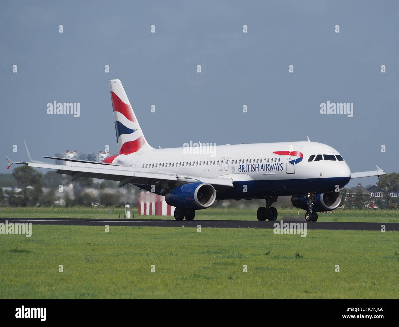 G-EUUS British Airways Airbus A320-232 landing at Schiphol (EHAM-AMS) runway 18R pic1 Stock Photo