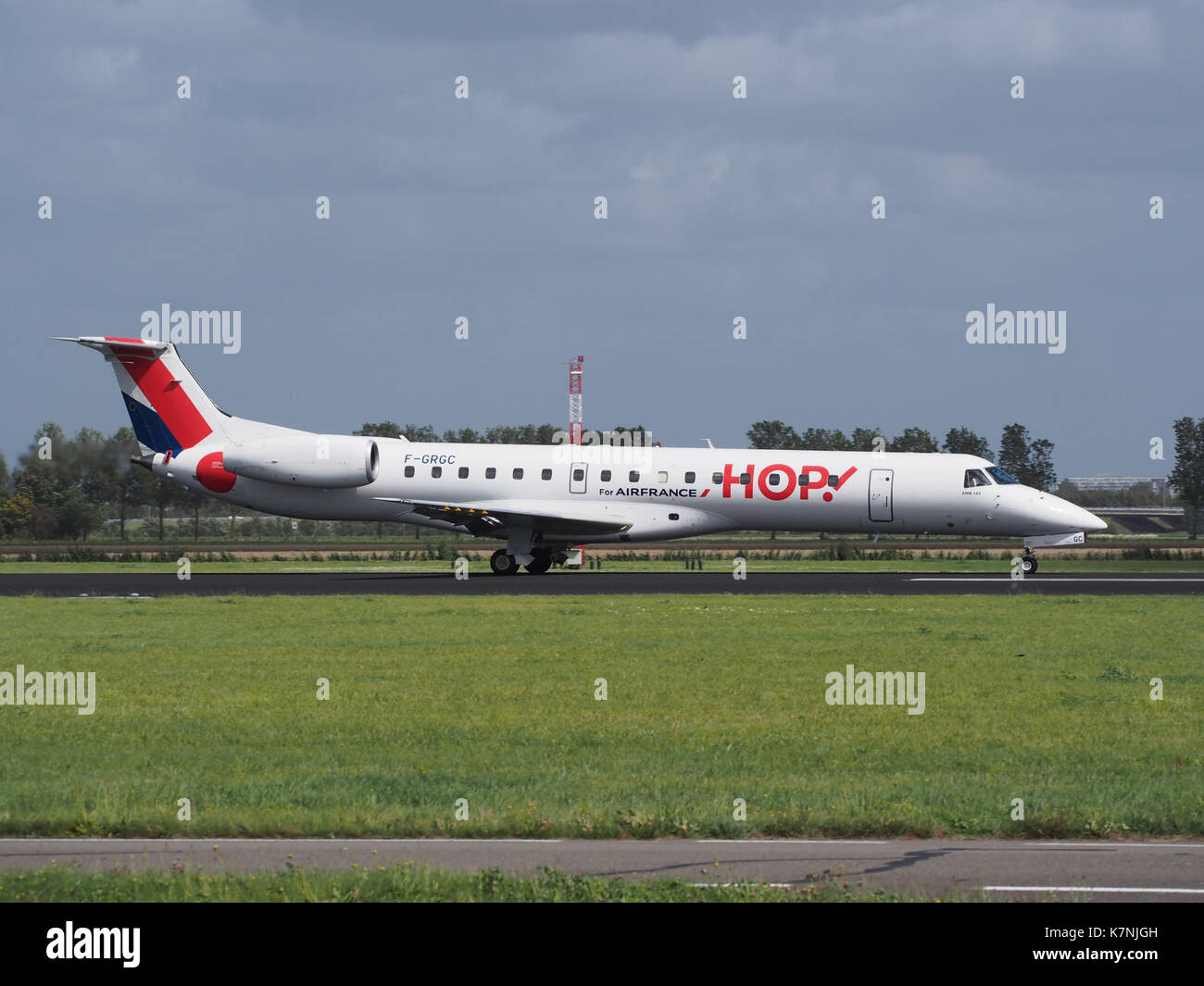 F-GRGC HOP! Embraer ERJ-145EP landing at Schiphol (EHAM-AMS) runway 18R pic2 Stock Photo