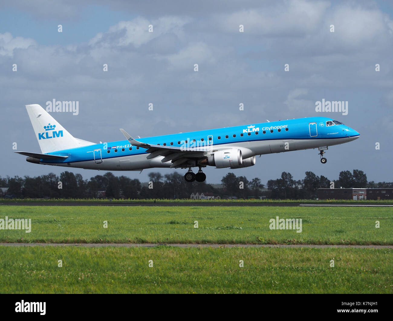 PH-EZM KLM Cityhopper Embraer ERJ-190STD (ERJ-190-100) landing at Schiphol (EHAM-AMS) runway 18R pic2 Stock Photo