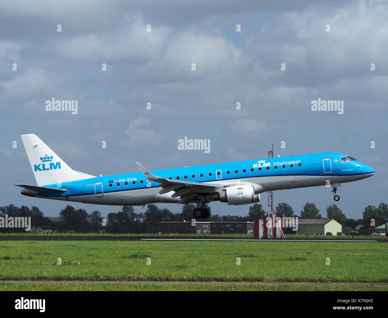 PH-EZM KLM Cityhopper Embraer ERJ-190STD (ERJ-190-100) landing at Schiphol (EHAM-AMS) runway 18R pic3 Stock Photo