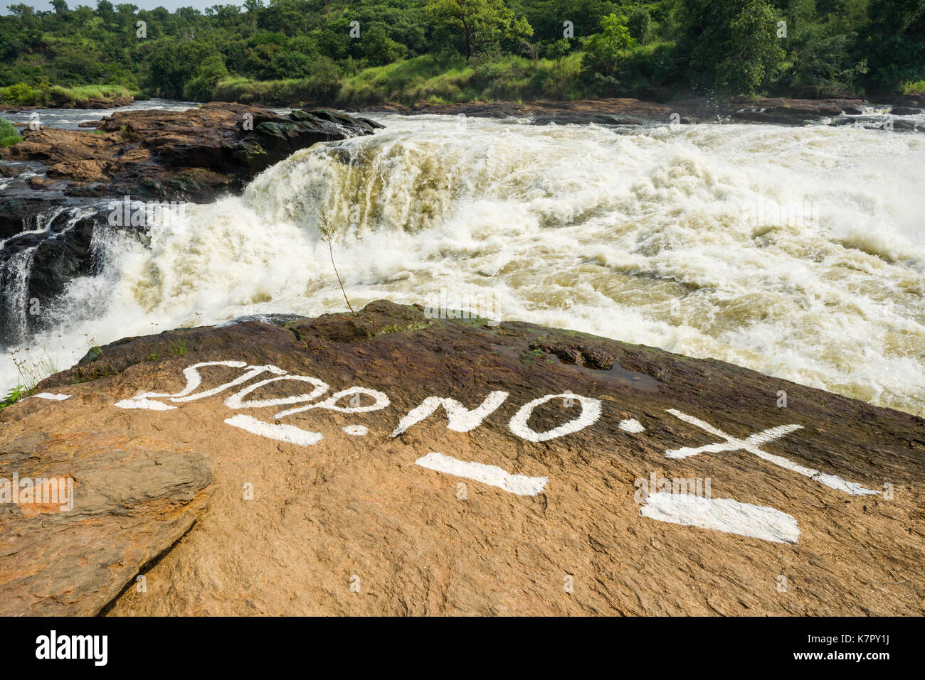 Warning sign at rivers edge as it flows through towards Murchison Falls, Uganda Stock Photo