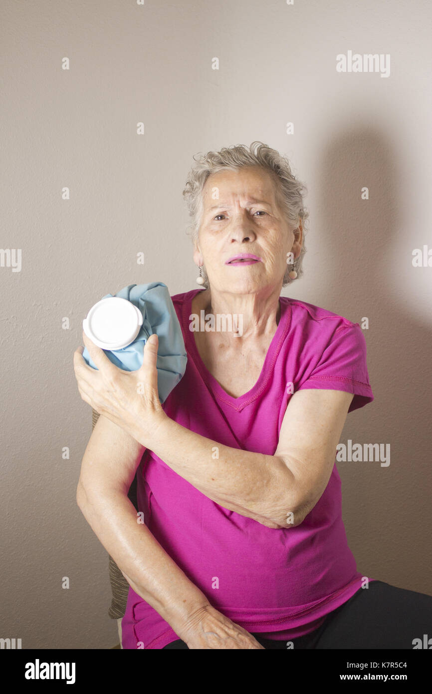 Ice on arm pain hires stock photography and images Alamy